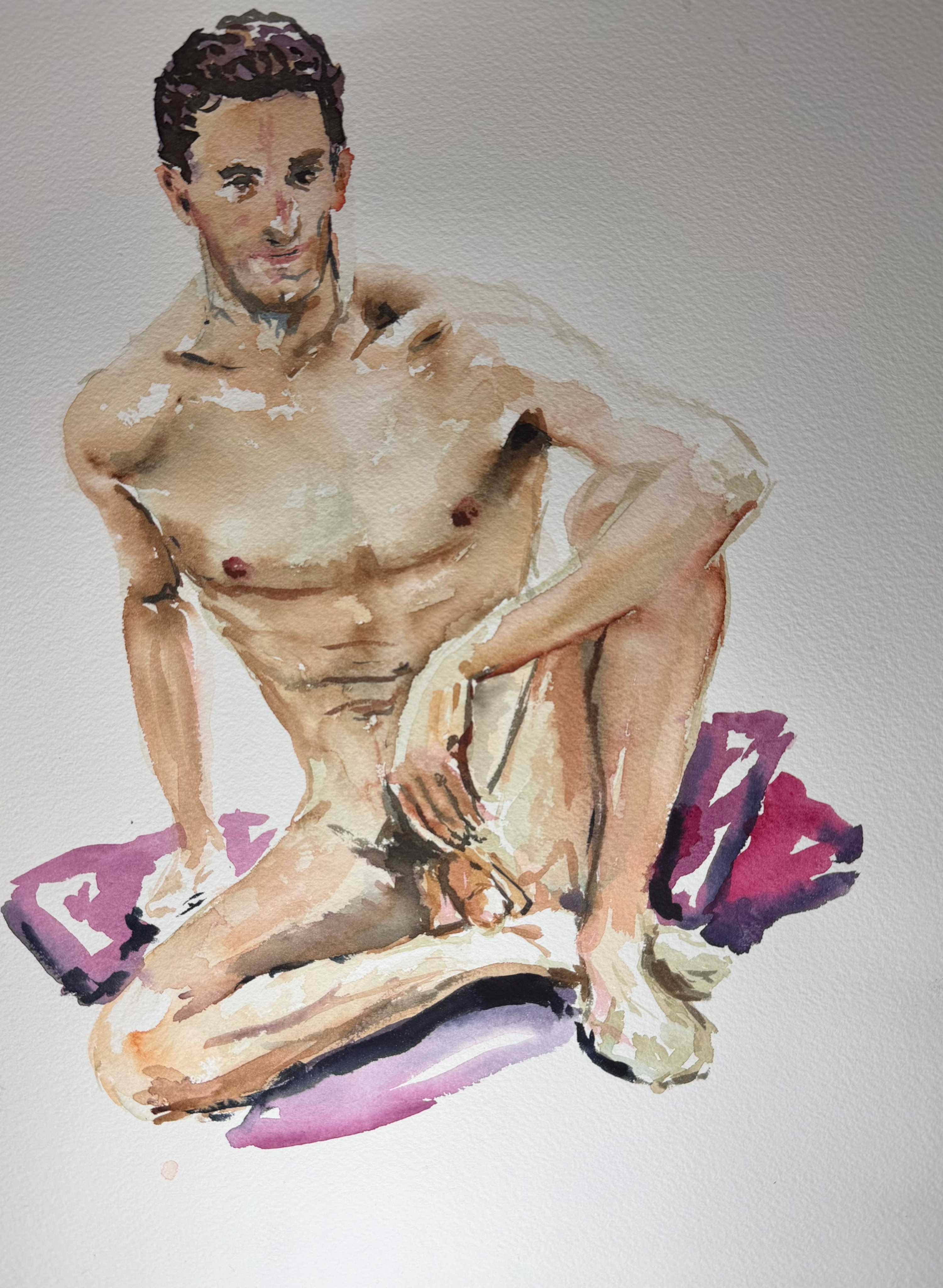 Desnudo masculino en acuarela, figura sentada en el suelo sobre tela rosa, modelo Raúl Gordillo, estudio de figura del natural pintado sin dibujo a lápiz previo