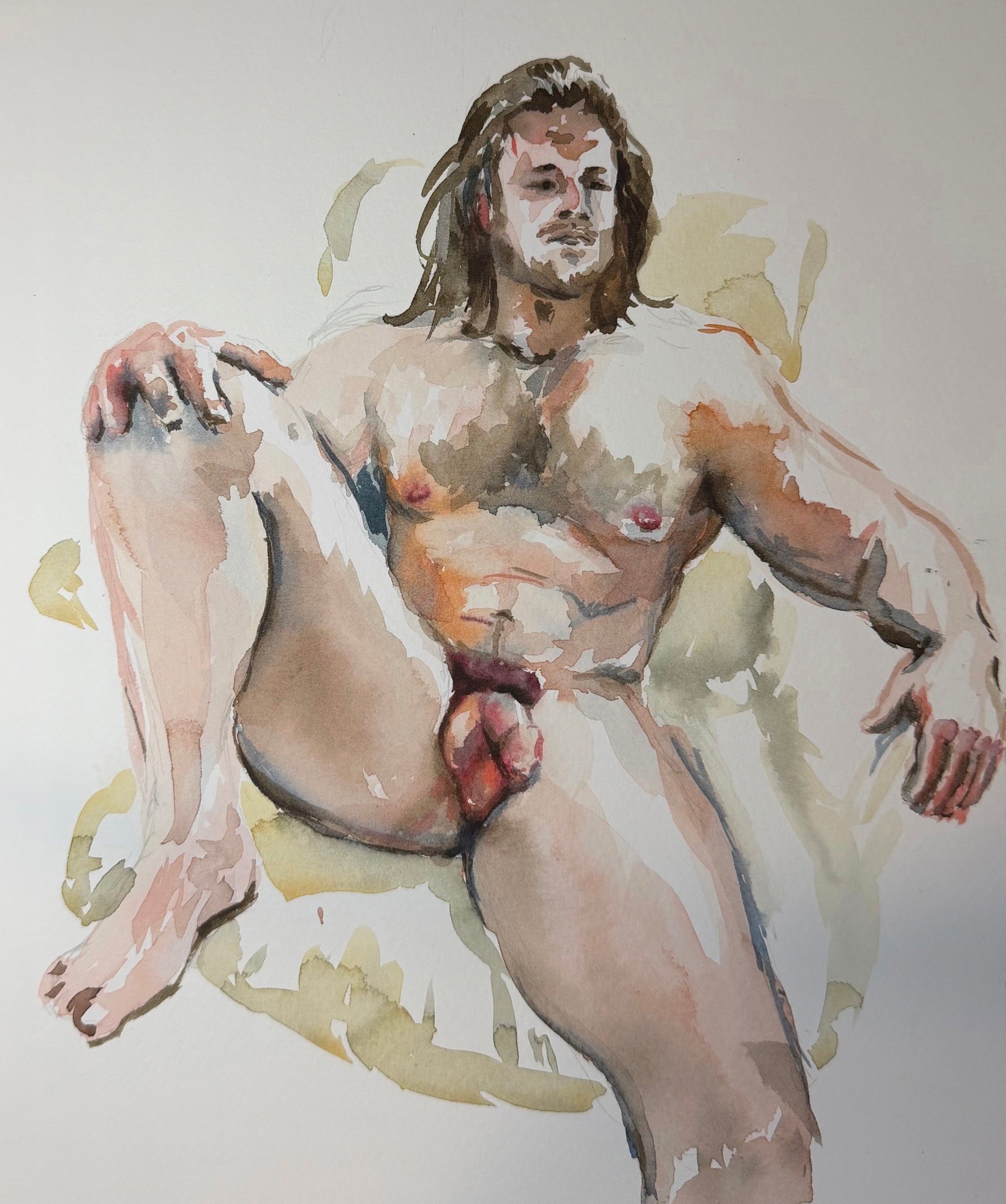 Desnudo artístico masculino en acuarela. Modelo: Kramer Evans. Figura sedente en pose frontal con cabello largo oscuro, pintada directamente sin boceto previo. Estudio de figura en acuarela y tinta sobre papel.