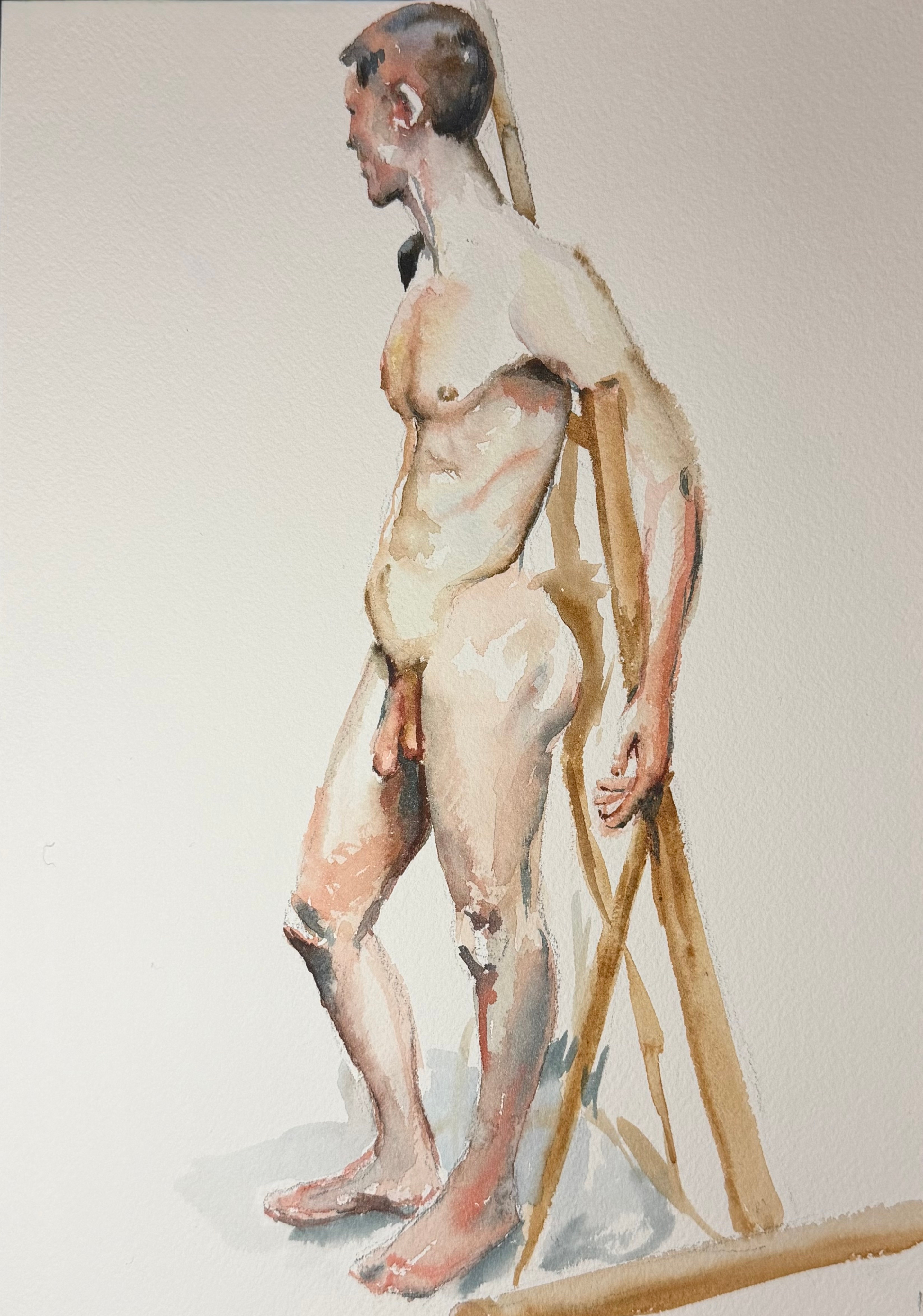 Desnudo masculino en acuarela, figura de pie en perfil apoyada en muletas de madera, modelo Matthieu Guerrero Romeral, estudio de figura del natural en acuarela sobre papel sin dibujo a lápiz previo